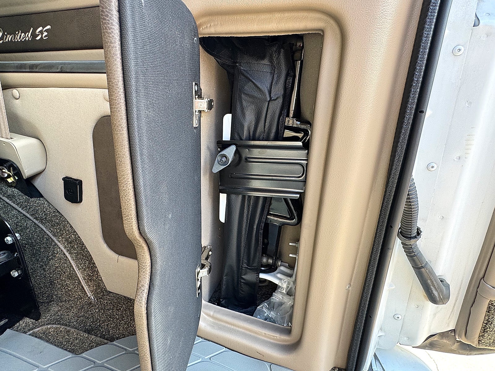 2017 Chevrolet Express 2500 Explorer-Conversion