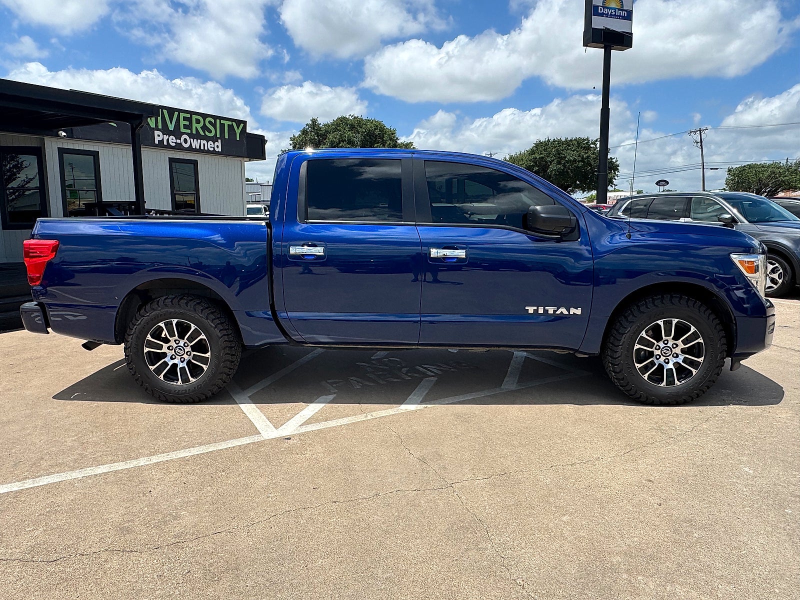 2021 Nissan TITAN Crew Cab SV 4x2