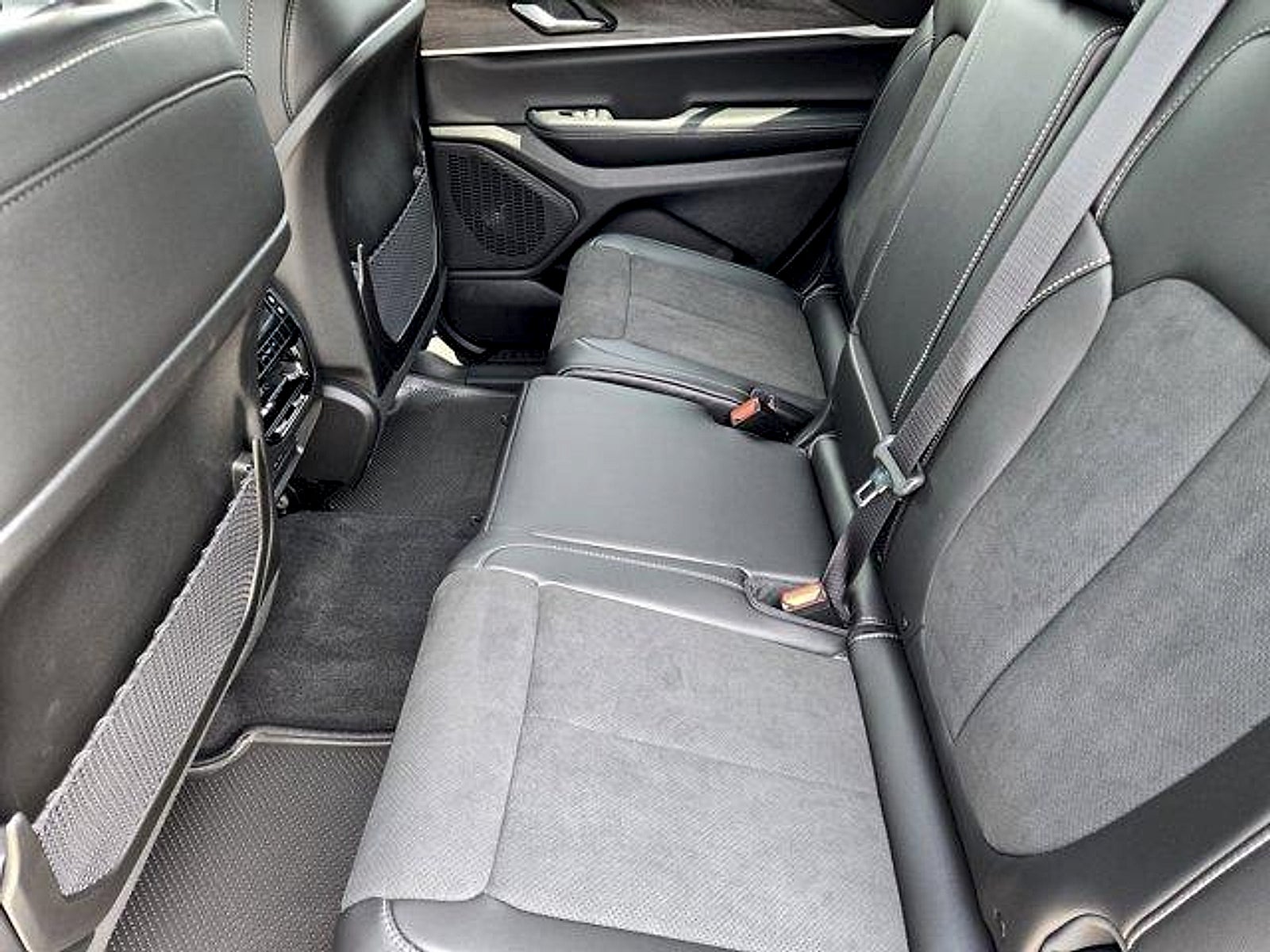2026 Jeep Grand Cherokee GRAND CHEROKEE L LAREDO ALTITUDE 4X4