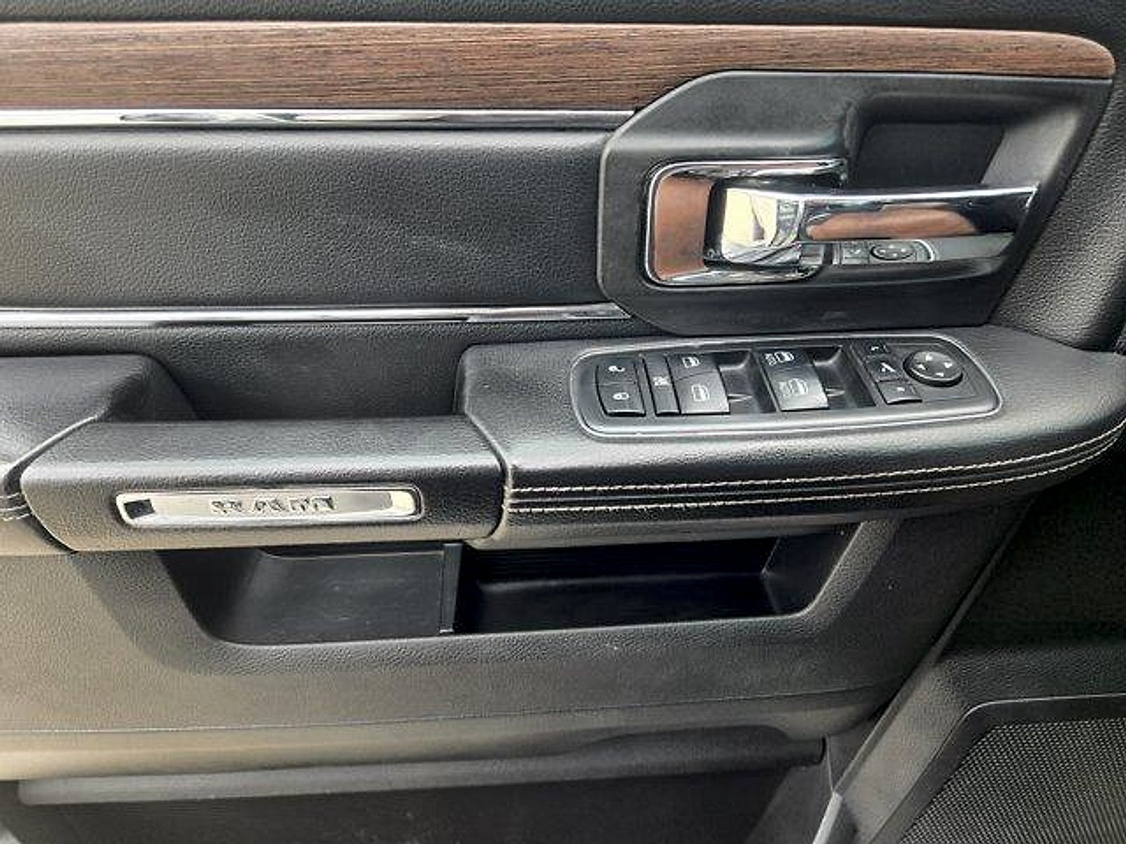 2018 RAM 1500 Laramie Crew Cab 4x4 5'7' Box