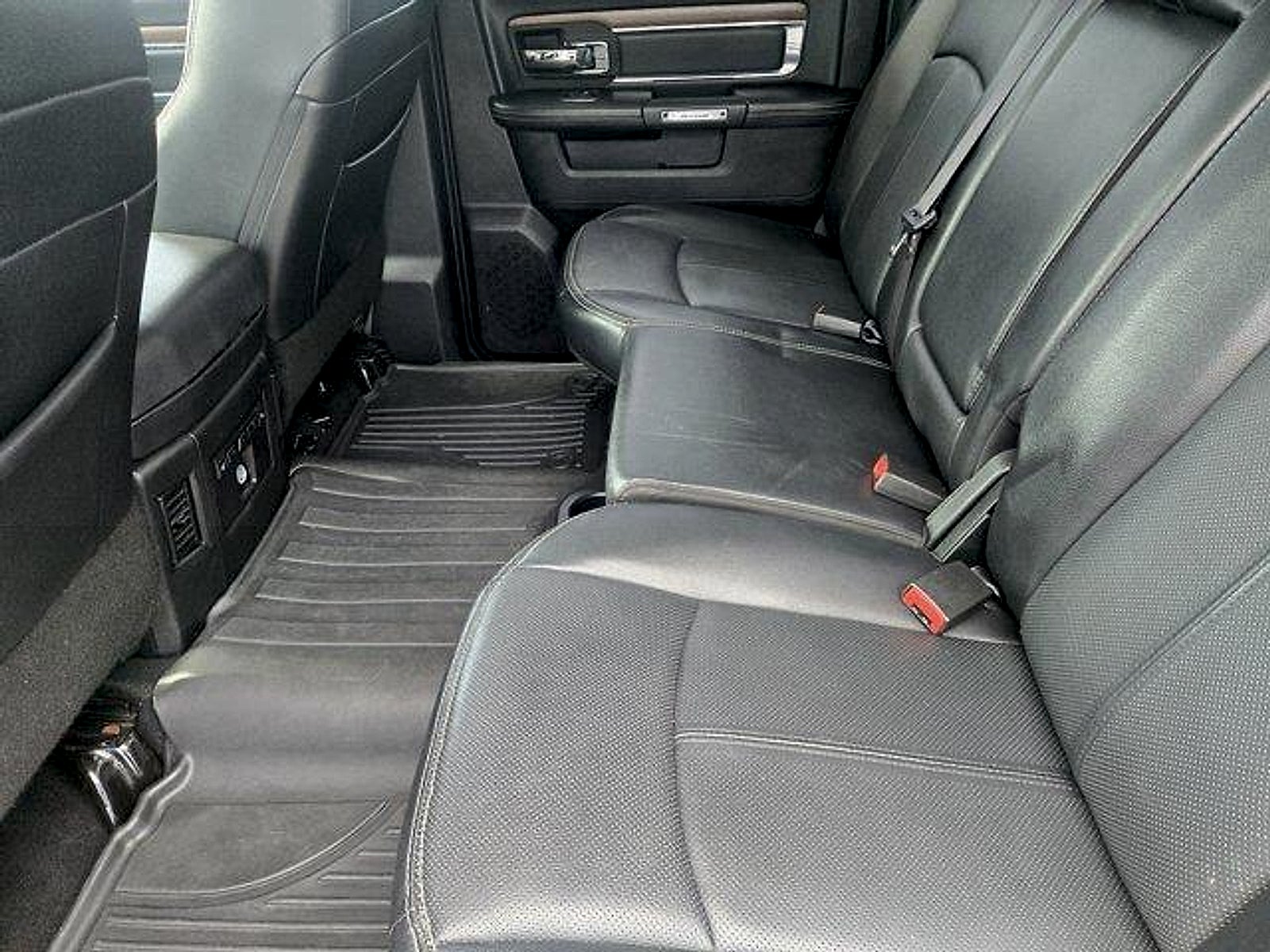 2018 RAM 1500 Laramie Crew Cab 4x4 5'7' Box