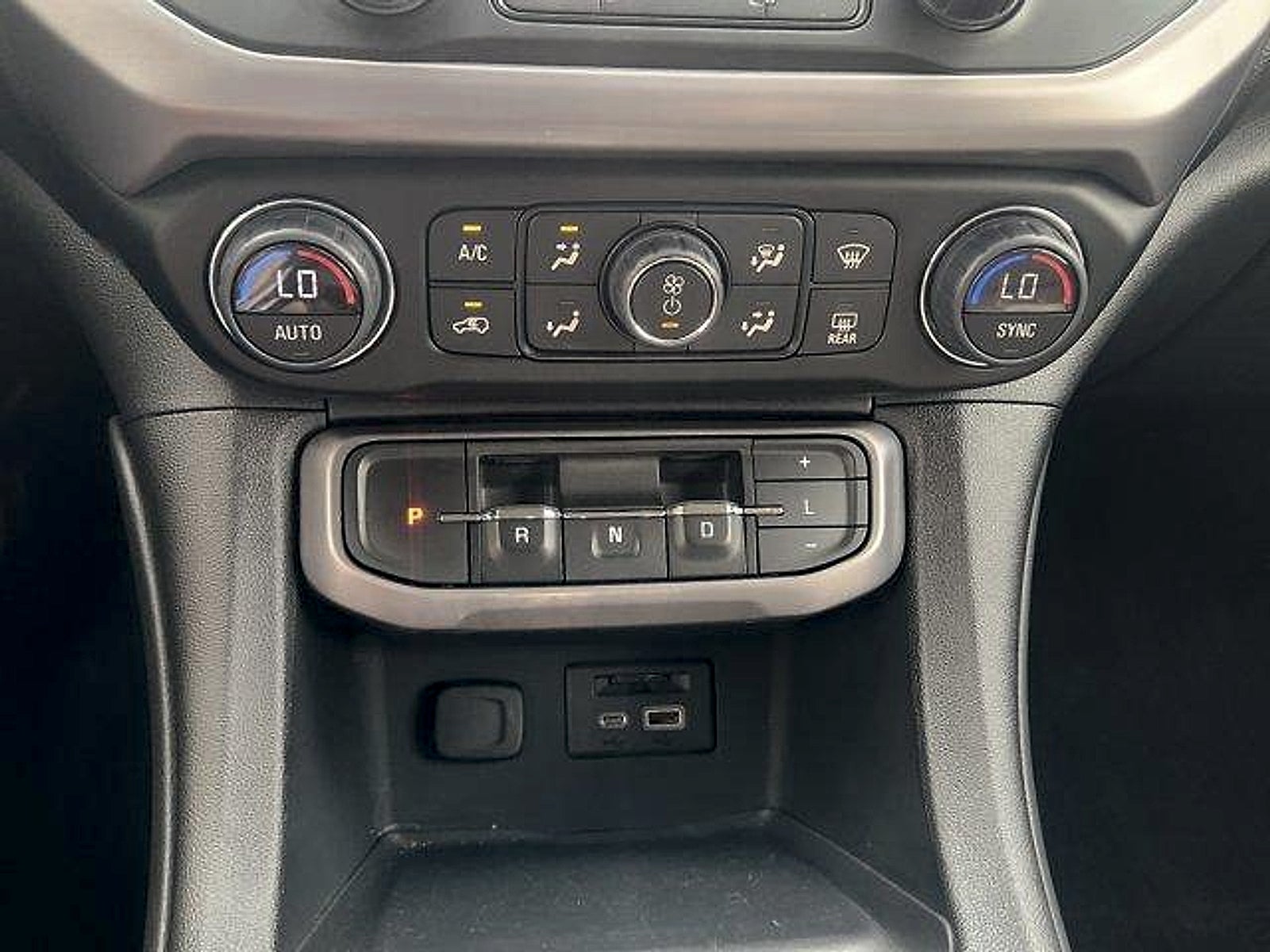 2023 GMC Acadia AWD AT4