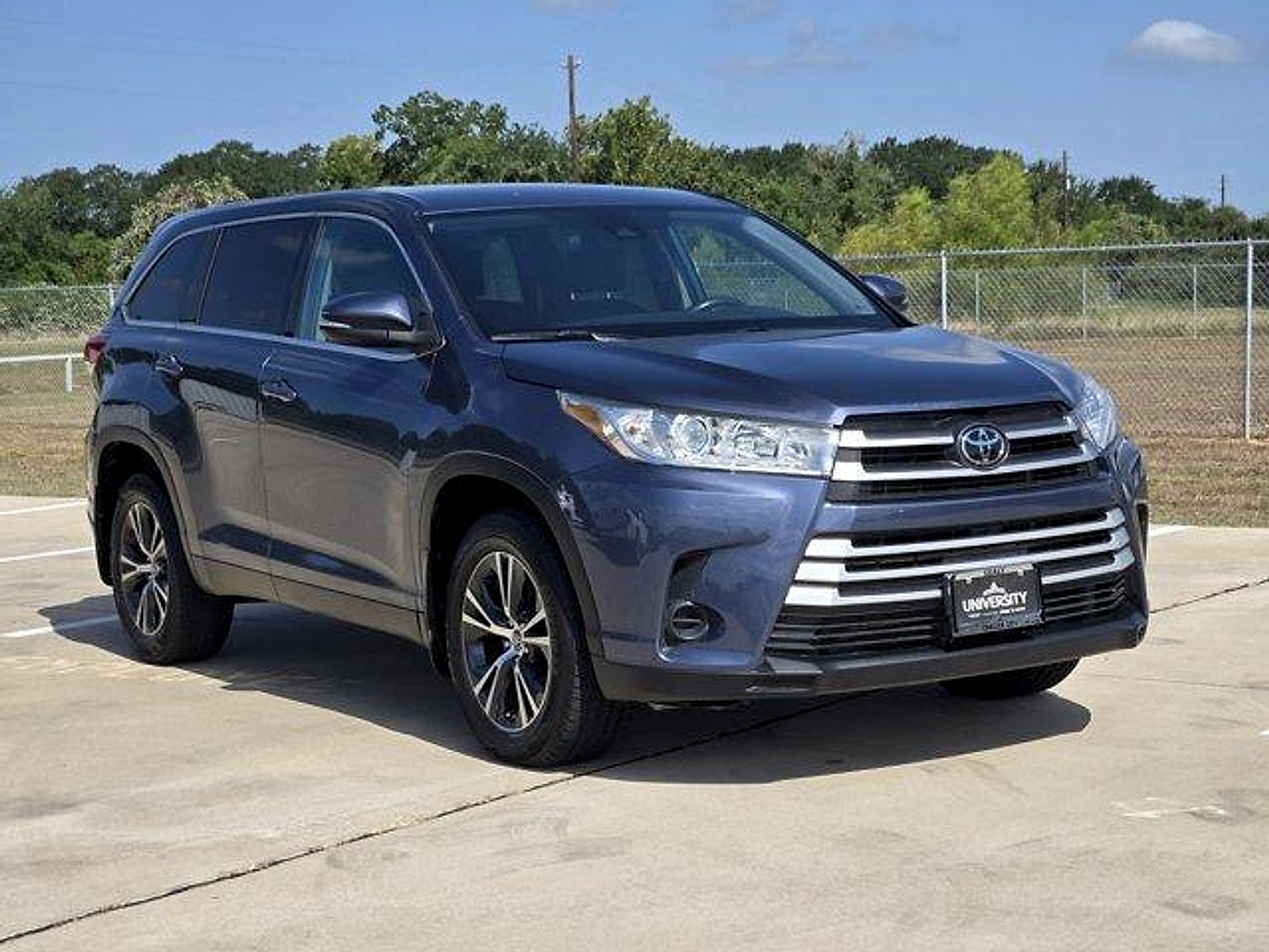Used 2019 Toyota Highlander LE with VIN 5TDBZRFH3KS963040 for sale in Sealy, TX